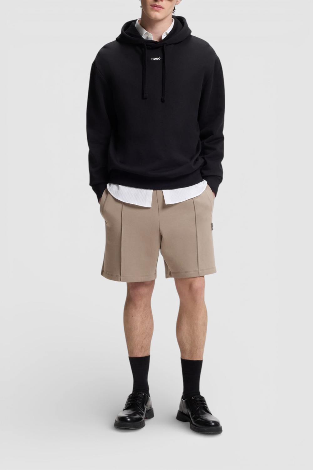 תמונת כל הלוק של מכנסי ג'וגר קצרים